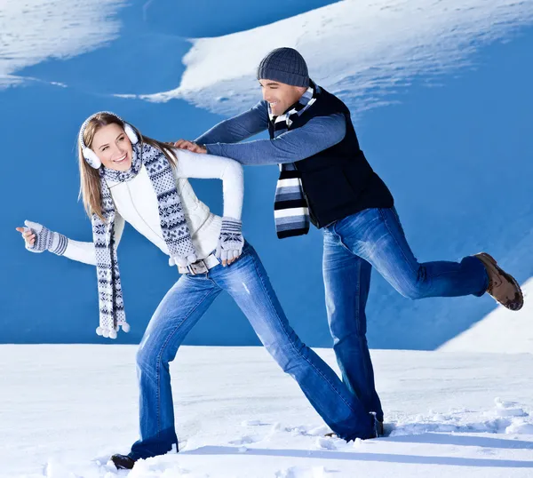Glückliches Paar hat Spaß im Schnee — Stockfoto