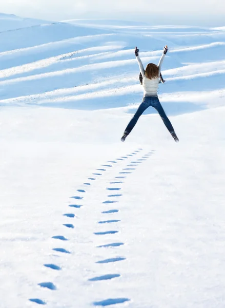 Donna felice che salta alle montagne invernali — Foto Stock
