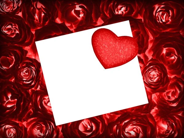 Rose rosse sfondo con biglietto di auguri e cuore — Foto Stock