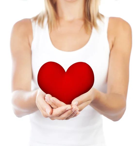 Mujer sana sosteniendo el corazón, enfoque selectivo — Foto de Stock