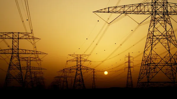 Elettricità Piloni sopra il tramonto — Foto Stock