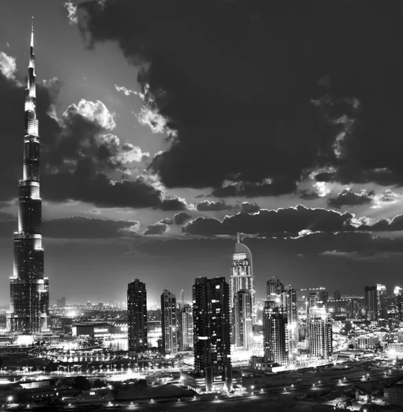 Dubai centrum bij nacht, zwart-wit foto — Stockfoto