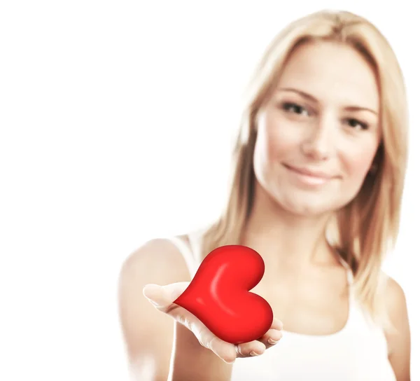 Krásná žena drží srdce, selektivní zaměření — Stock fotografie