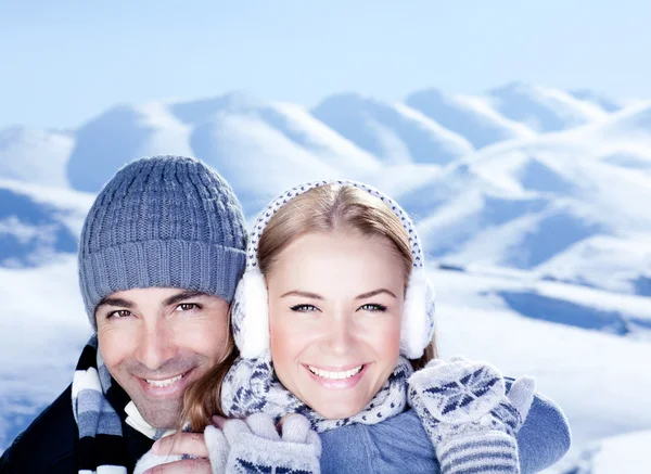 Casal feliz jogando ao ar livre nas montanhas de inverno — Fotografia de Stock
