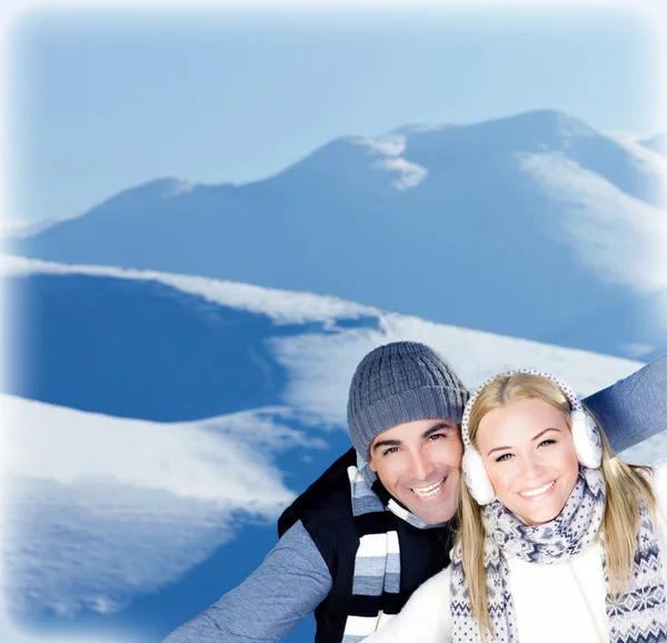 幸せなカップルの屋外冬の山で遊ぶこと — ストック写真