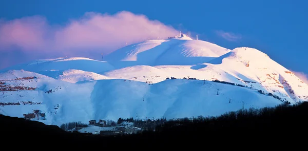 冬天白雪皑皑的山景观 — 图库照片