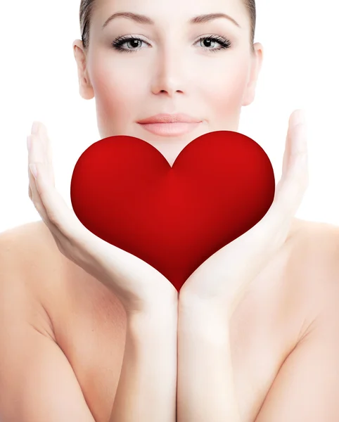 Vacker kvinna med stort rött hjärta — Stockfoto