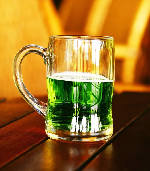 Зеленый свежий клевер — стоковое фото