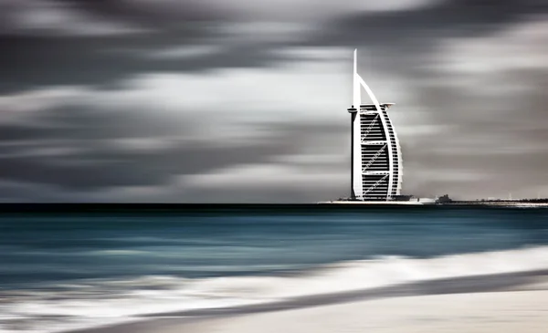 Tempestade escura paisagem ventosa da praia de Dubai — Fotografia de Stock