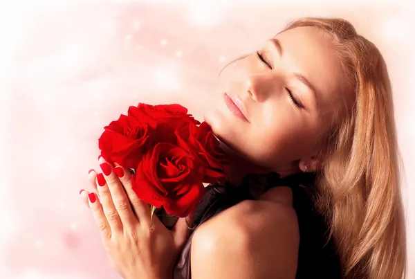 Hermosa hembra sosteniendo ramo de rosas rojas — Foto de Stock