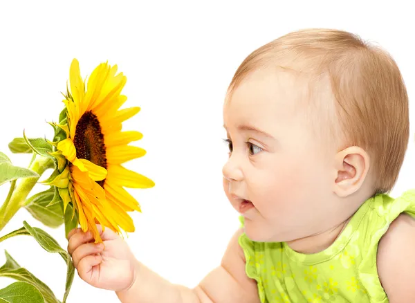 Baby meisje verkennen bloem — Stockfoto