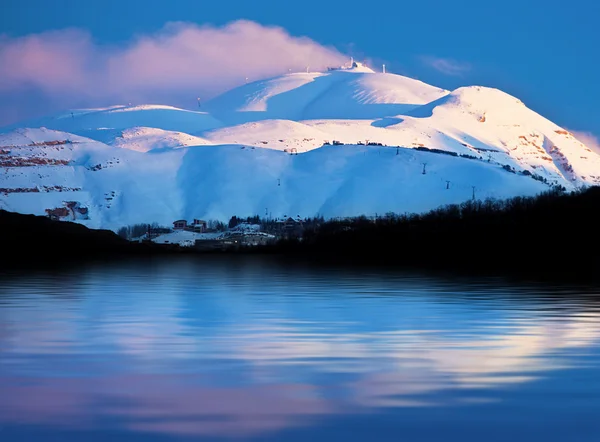 Зимние горы и снежный пейзаж озера — стоковое фото