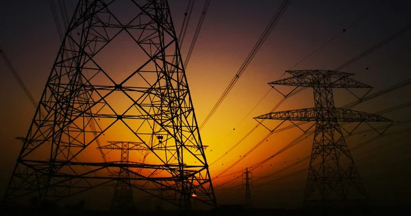 日没で電気の鉄塔 — ストック写真