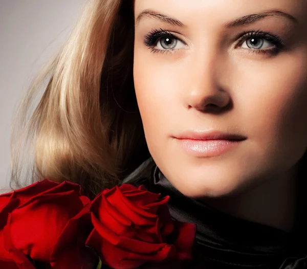 Snygg kvinna med rosor blomma — Stockfoto