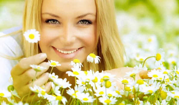 Krásná dívka líbí daisy pole — Stock fotografie