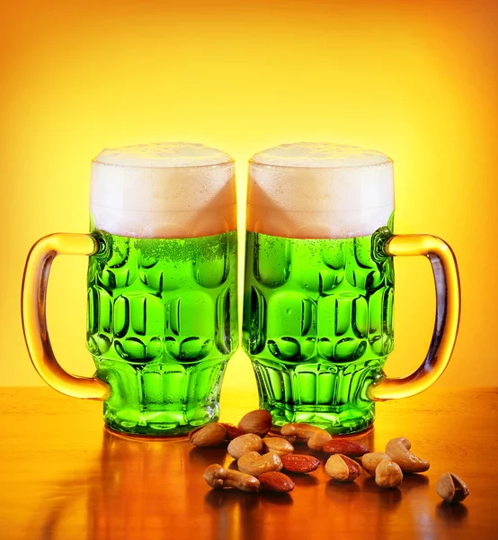 Зеленое пиво Ирландии — стоковое фото