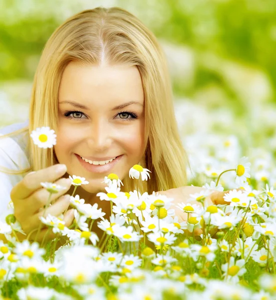 Vacker flicka njuter daisy fältet — Stockfoto