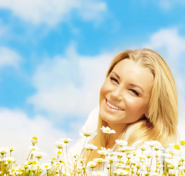 Gyönyörű nő élvezi daisy mező, és a kék ég — Stock Fotó