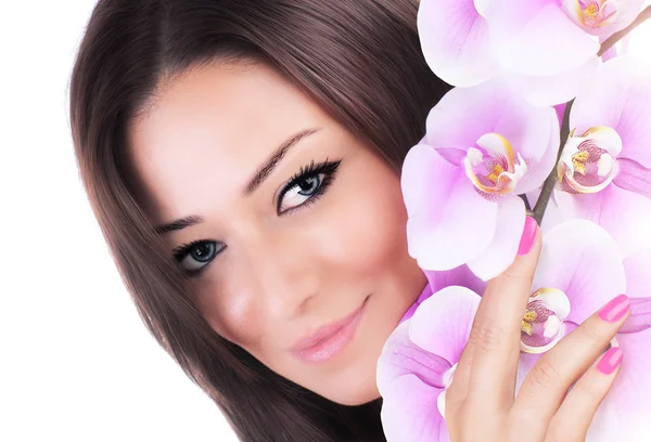 Красивая женщина держит цветок орхидеи — стоковое фото