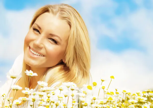 Beautiful woman enjoying daisy field and blue sky — Stock Photo, Image