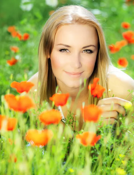 Belle femelle posée sur le champ de fleurs — Photo