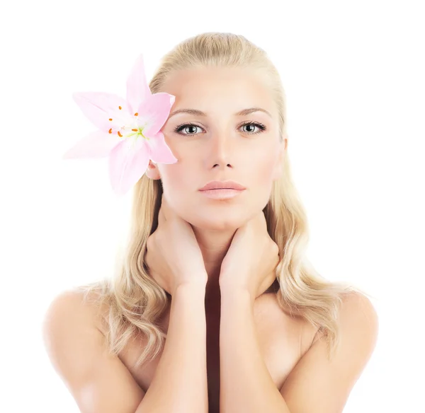 Hermosa mujer con flor de lirio — Foto de Stock