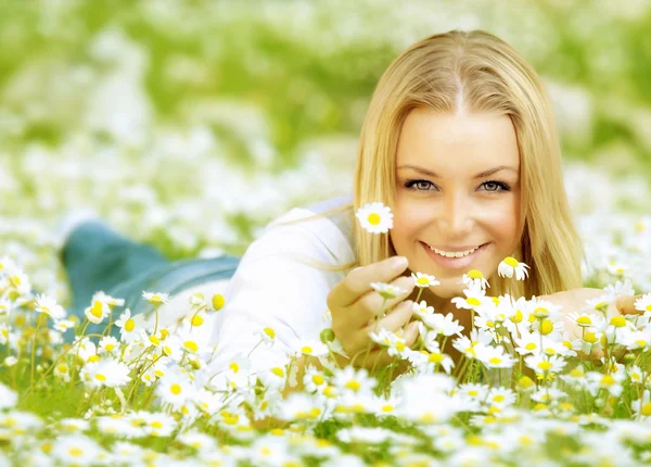 Beautiful girl enjoying daisy field — Stock Photo, Image