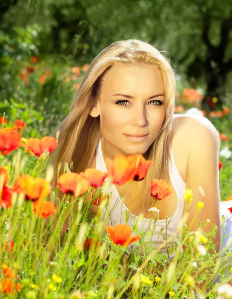 Krásná žena na pole květina — Stock fotografie