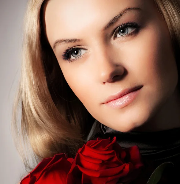 Mulher elegante segurando flores de rosas — Fotografia de Stock