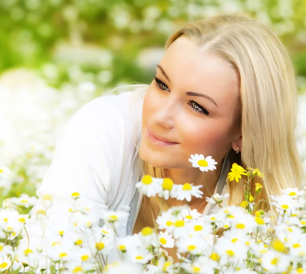 Chica feliz disfrutando de campo de flores margarita —  Fotos de Stock