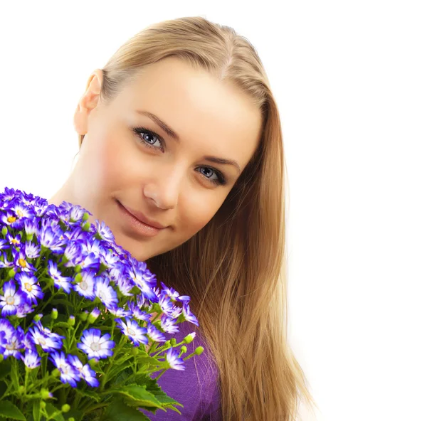 Mooie vrouwelijke bedrijf bloemen — Stockfoto