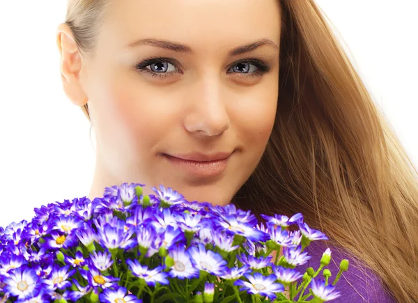 Hermosa mujer sosteniendo flores — Foto de Stock