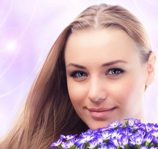 Krásná ženská tvář s květinami — Stock fotografie