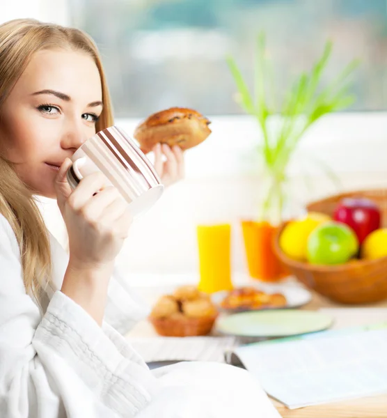Bela calma jovem mulher tendo café da manhã — Fotografia de Stock