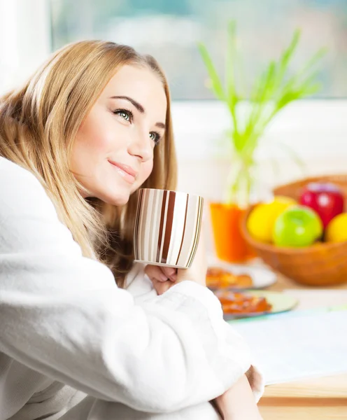 Mooie rustige jonge vrouw met koffie in de ochtend — Stockfoto