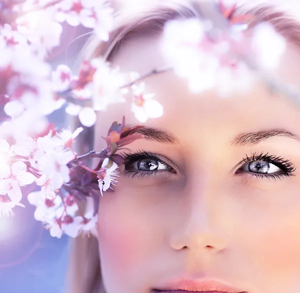 Retrato sensual de uma mulher de primavera — Fotografia de Stock