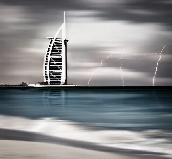 Tormenta eléctrica y relámpagos en la playa de Dubai — Foto de Stock
