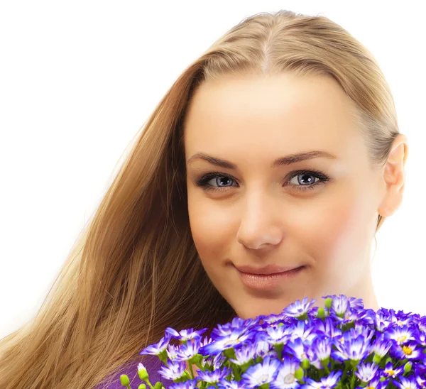 Mooie vrouwelijke bedrijf bloemen — Stockfoto