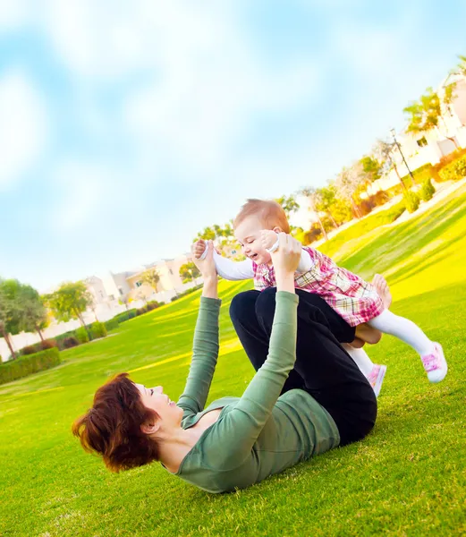 Moeder en baby meisje spelen buiten — Stockfoto