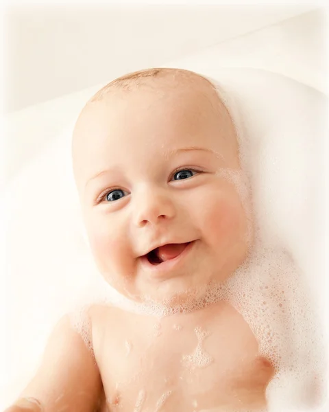 Malé dítě přijetí koupele — Stock fotografie