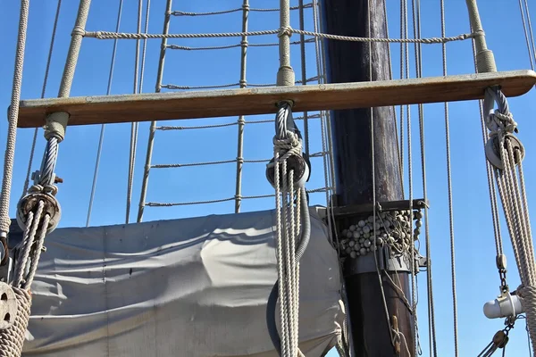 Podrobnosti o krásné staré dřevěné plachetnice — Stock fotografie
