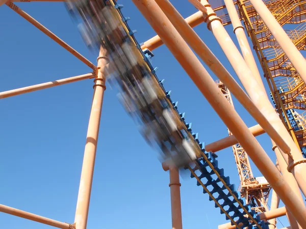 Bewegende roller coaster met blauwe hemel — Stockfoto