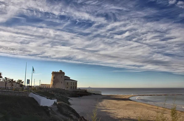 Vieux château au bord de la mer avec un beau ciel — Photo