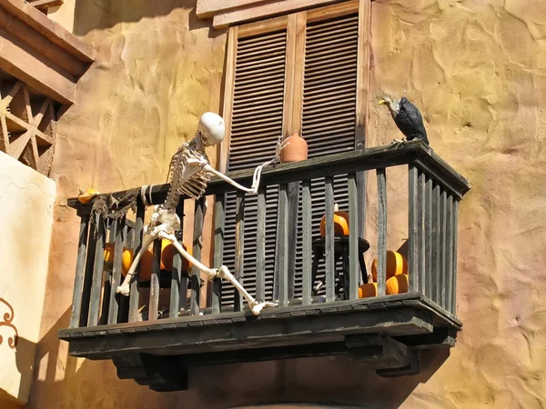 Skelett klettert mit Geier auf Balkon — Stockfoto