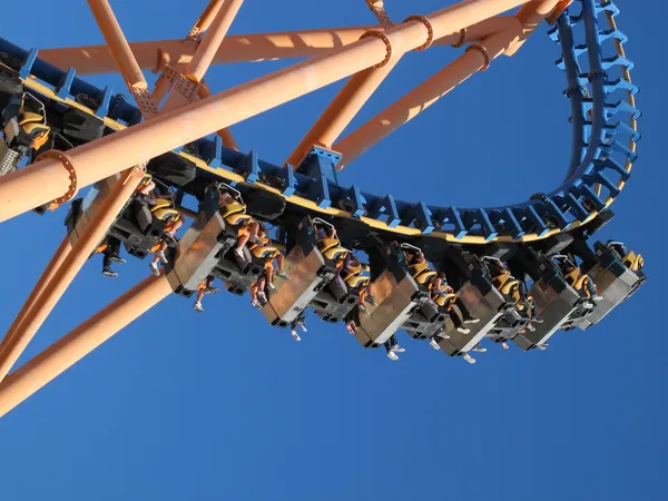 Ruchome roller coaster z błękitnego nieba — Zdjęcie stockowe