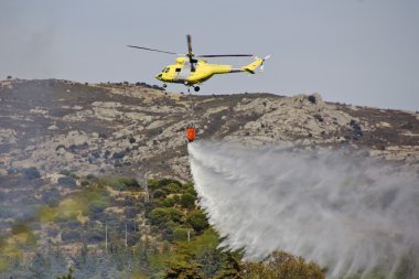 Yangın söndürme helikopterleri yangın dağ