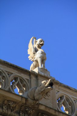 kanatlı aslan gargoyle bir binanın üstüne