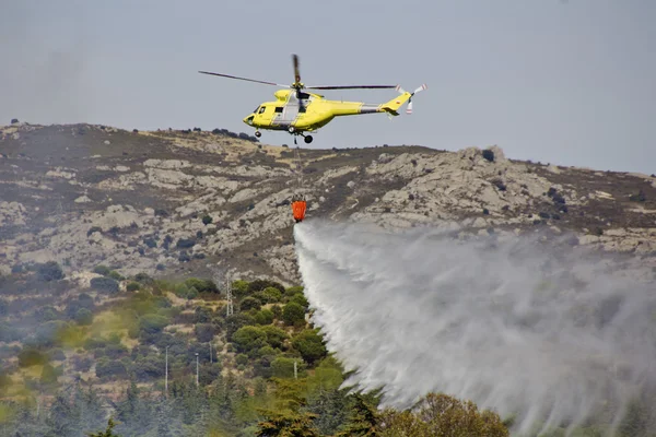 Helicópteros contra incendios fuego en la montaña —  Fotos de Stock