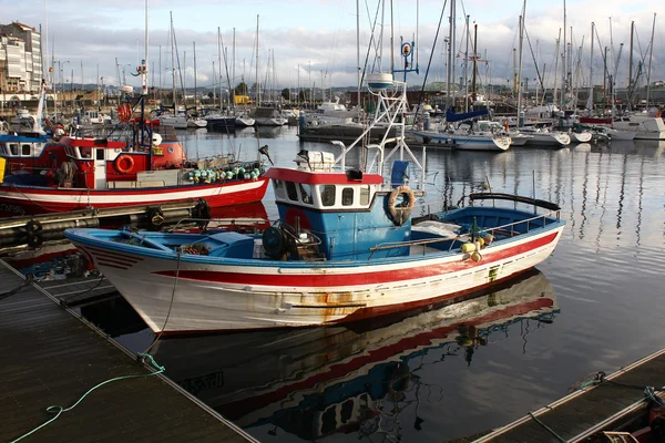 Vissersboten aangemeerd in de haven — Stockfoto