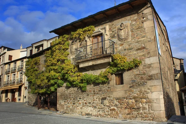 Byggnader som är typiska för ponferrada i Spanien — Stockfoto